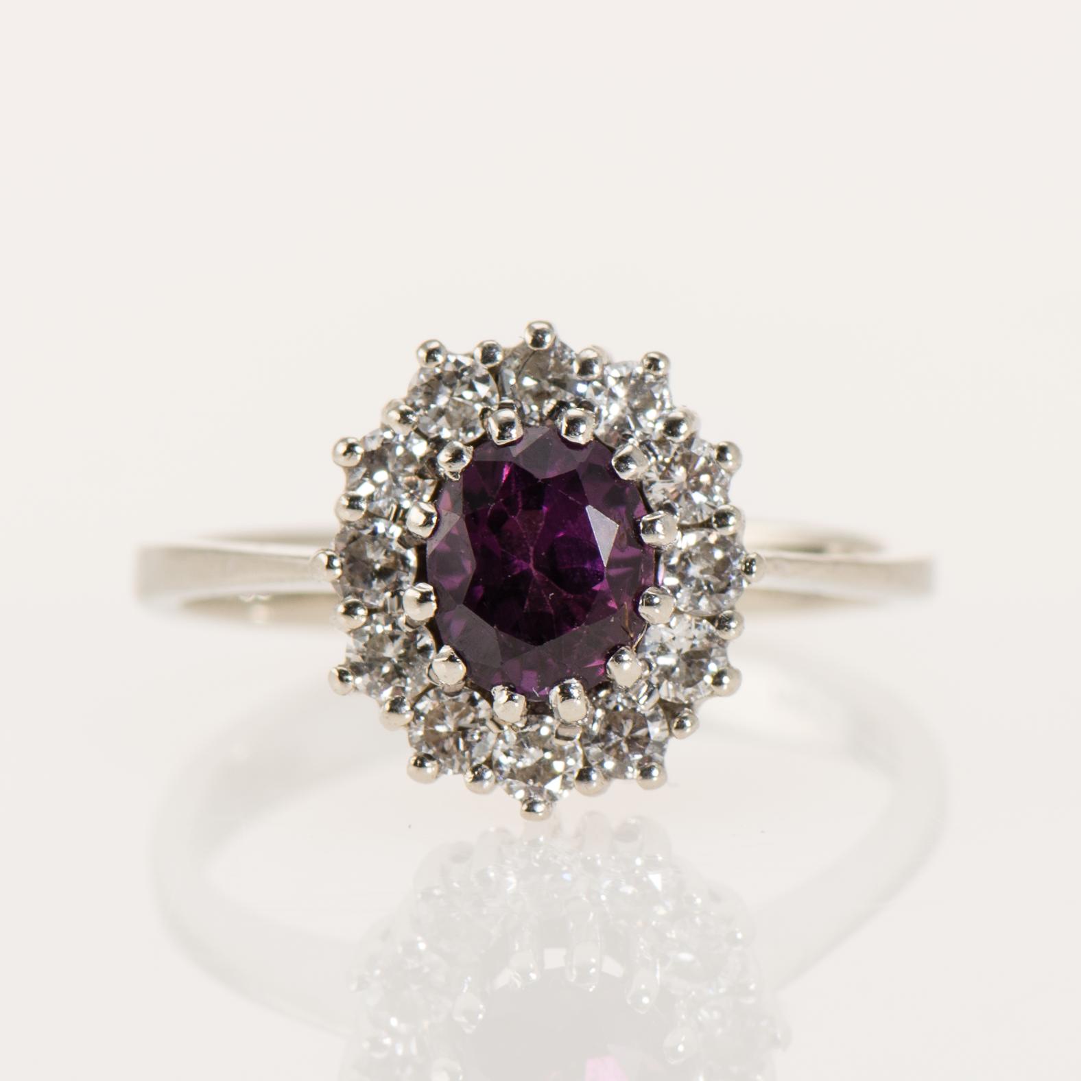 RING, 18K vitguld, violett safir, briljantslipade diamanter. Vikt ca 3,5 g.