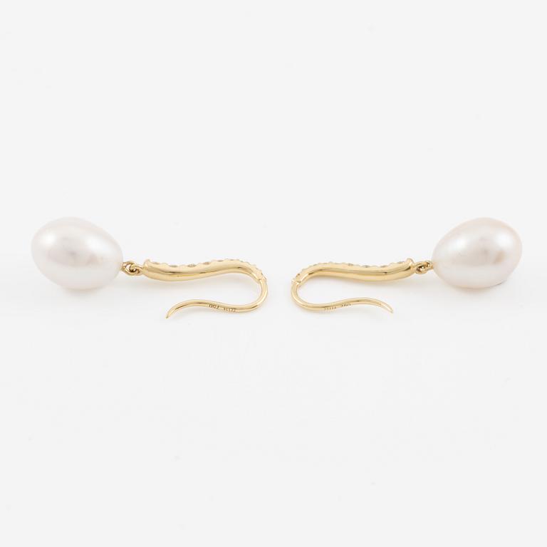 Örhängen 18K guld med pärlor och briljantslipade diamanter.