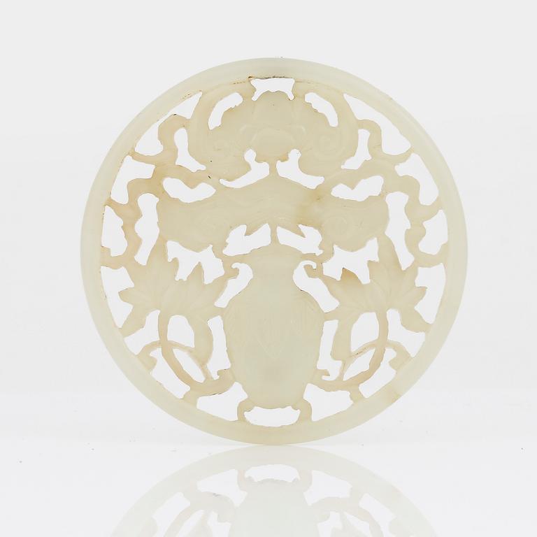 MEDALJONG, grön sten, troligen nefrit.
