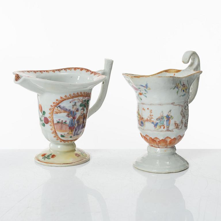 A group of three Chinese famille rose porcelain ewers and two dishes, Qing dynasty, Qianlong (1736-95).