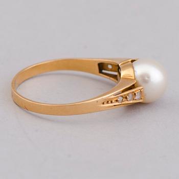 A RING, cultured pearl, rose cut diamonds, 18K gold.