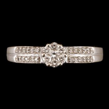 RING, 18 k vitguld och briljantslipade diamanter. Total vikt 4 g.