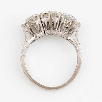 Ring, trestensring, 18K vitguld med tre briljantslipade diamanter.
