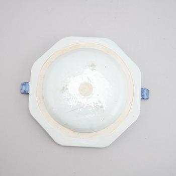 A group of four Chinese blue and white warming plates (2+1+1), Qing dynasty, 18th/19th century.