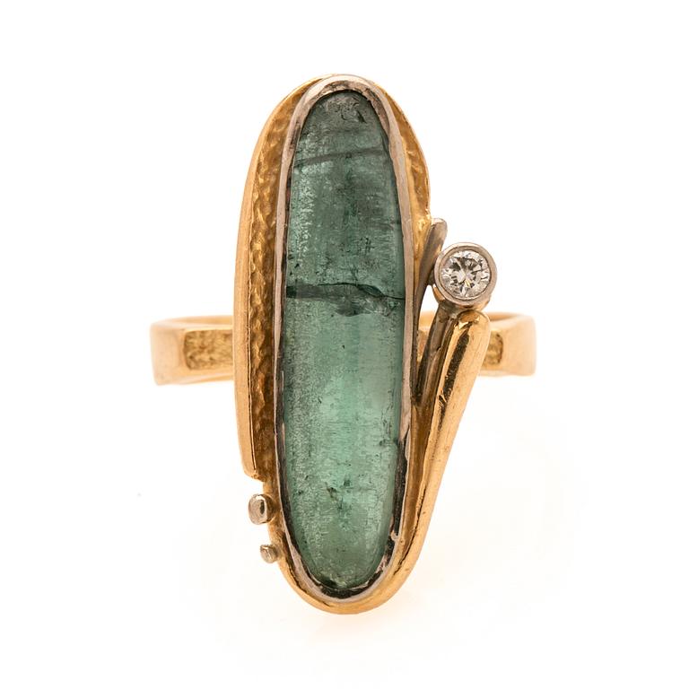 Ring, 18k med turmalin och briljant, Anders Molin Ädelsmedja, 1991.