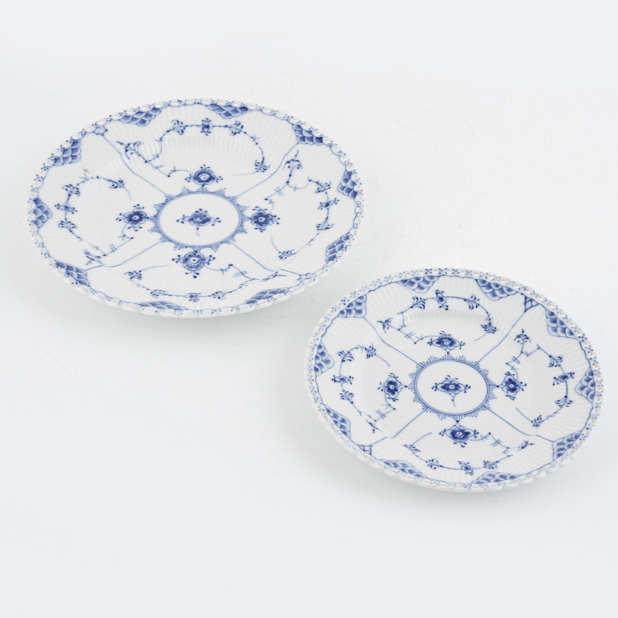 Mat-och kaffeservis, 73 delar, porslin, "Musselmalet" helblonde, Royal Copenhagen, Danmark.