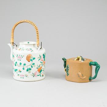 A group of two teapots in porcelain and yixing, 19th/20th century.