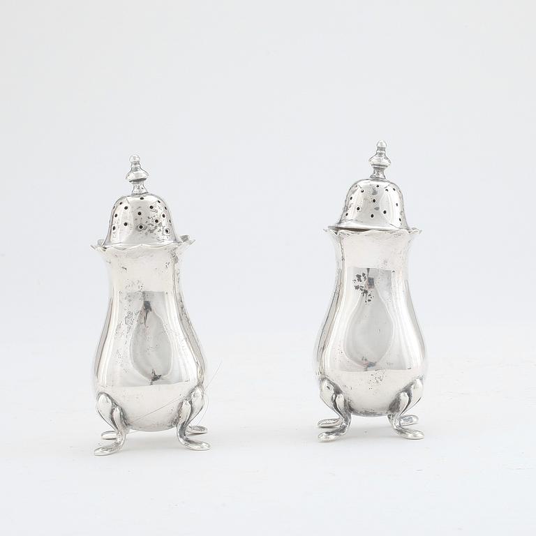 SALT- OCH PEPPARSTRÖARE I ETUI, ett par snarlika, silver, Chester resp Birmingham 1907. Tot ca 113 gram.