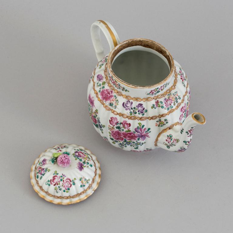A SAMSON PORCELAIN TEAPOT, France, 19th/20th century.