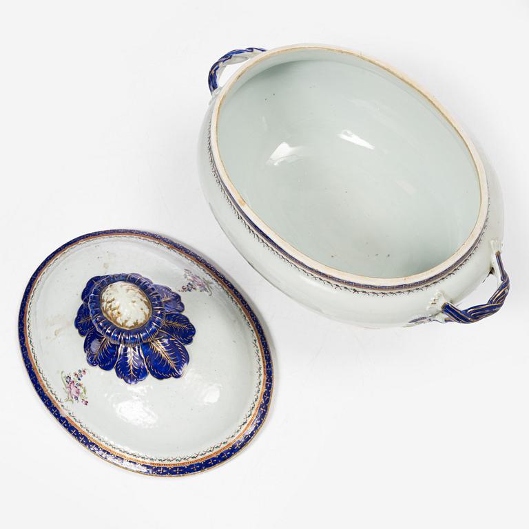 Terrin med lock och fat, kompaniporslin, Kina, Qingdynastin, omkring 1800.