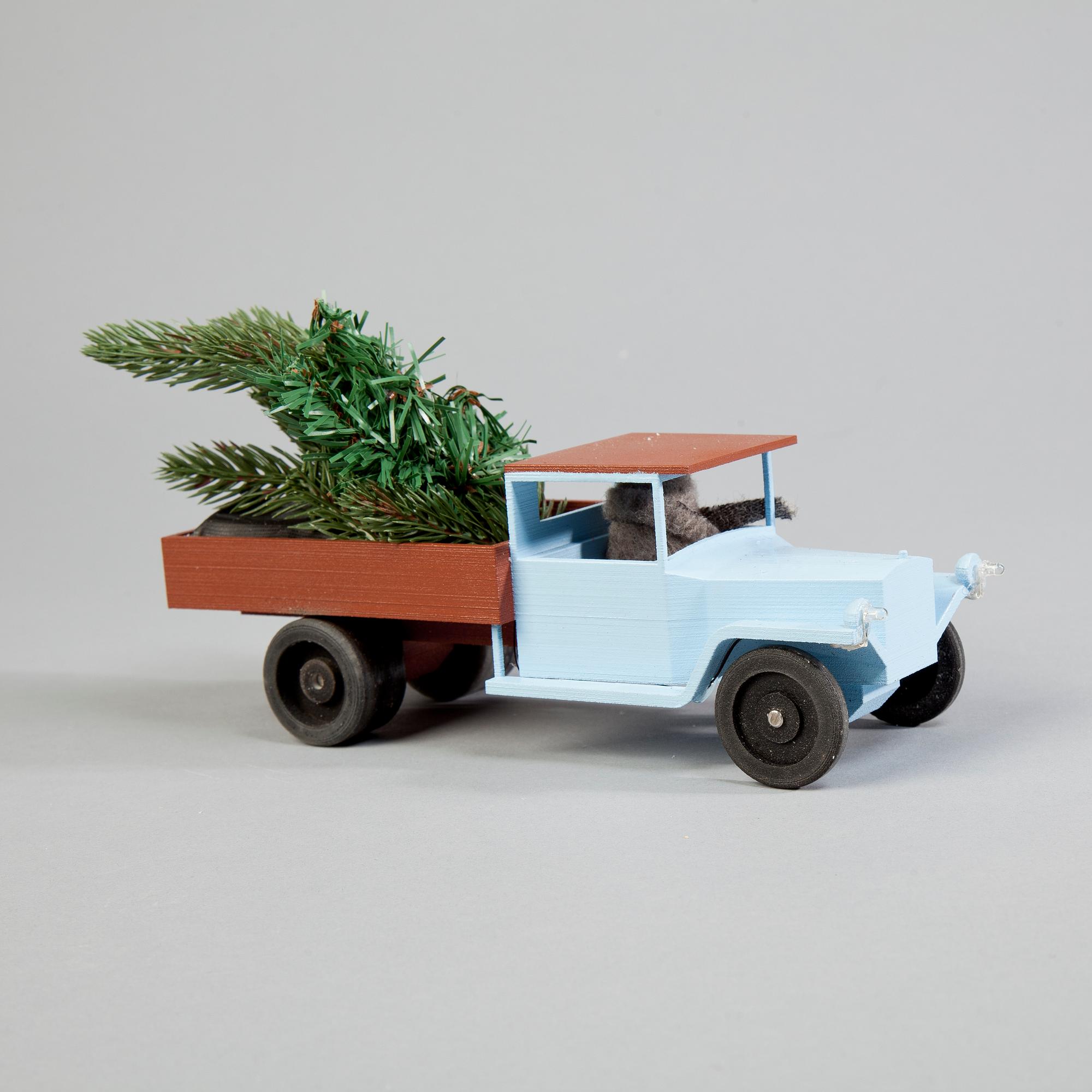 LASTBIL MED TOMTE OCH GRAN, NK 2014, JoAnn Tan Studio.