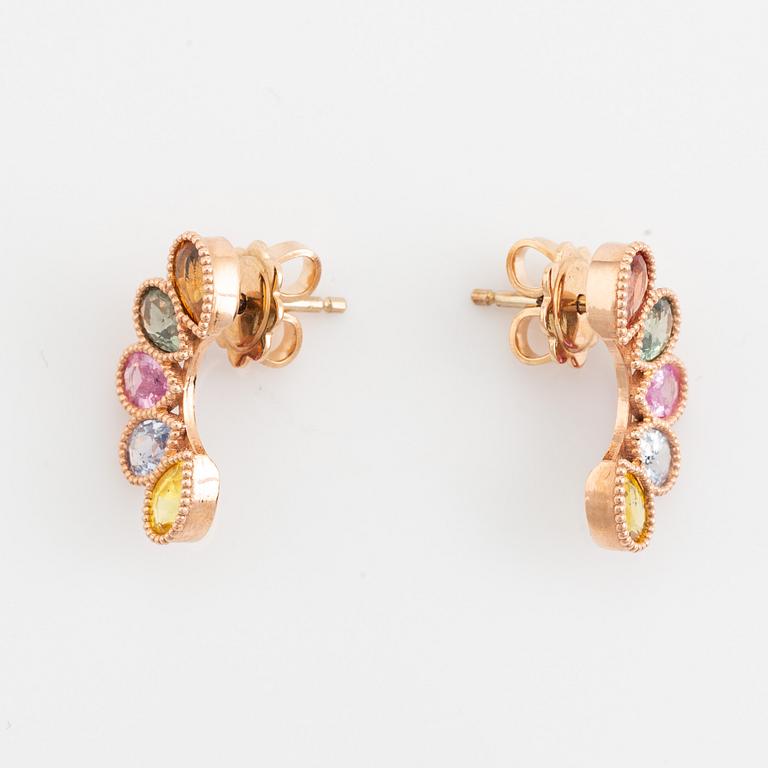 Örhängen med droppformade multifärgade safirer.