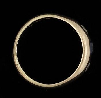 RING, 18k guld med två diamanter diamanter och safir. Vikt ca 7,5 gram.