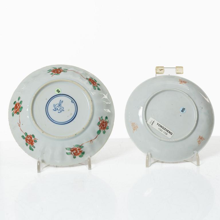 Two Chinese porcelain cups with saucers, Qing dynasty, 18th century.