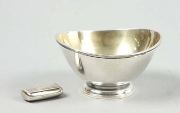 SKÅL, silver, MGAB, 1952 och DOSA, silver, 1907. 140 + 20 g.