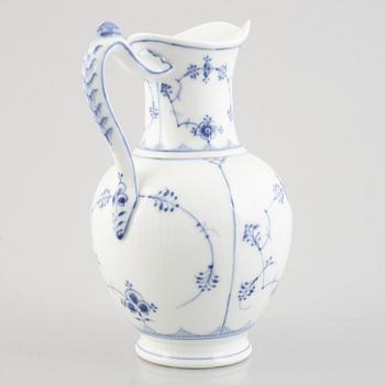 A 'Blue Fluted Half Lace' / 'Musselmalet' porcelain chocolate pot, Royal Copenhagen, model 482, post 1923.