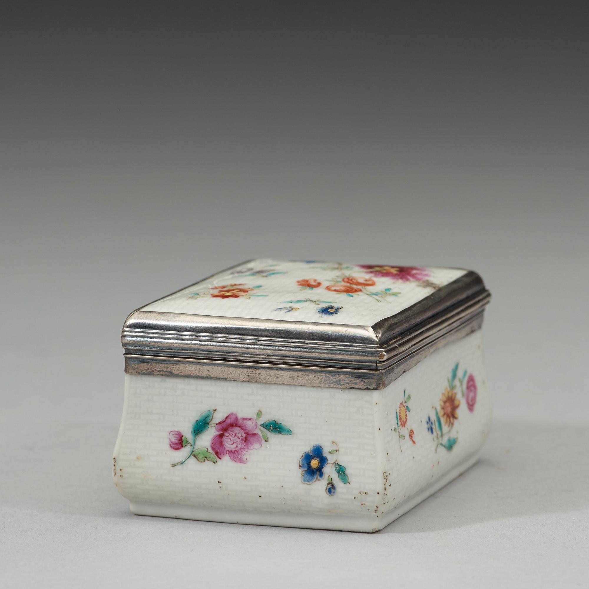A silver mounted export porcelain famille rose snuff box, Qing dynasty, Qianlong (1736-1795).