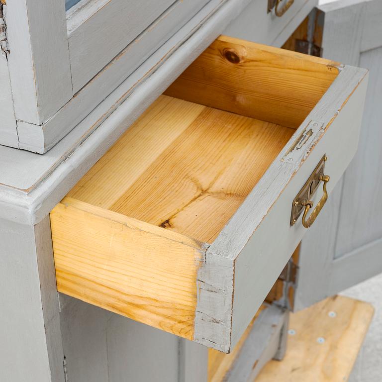 Vitrinskåp, omkring 1900.