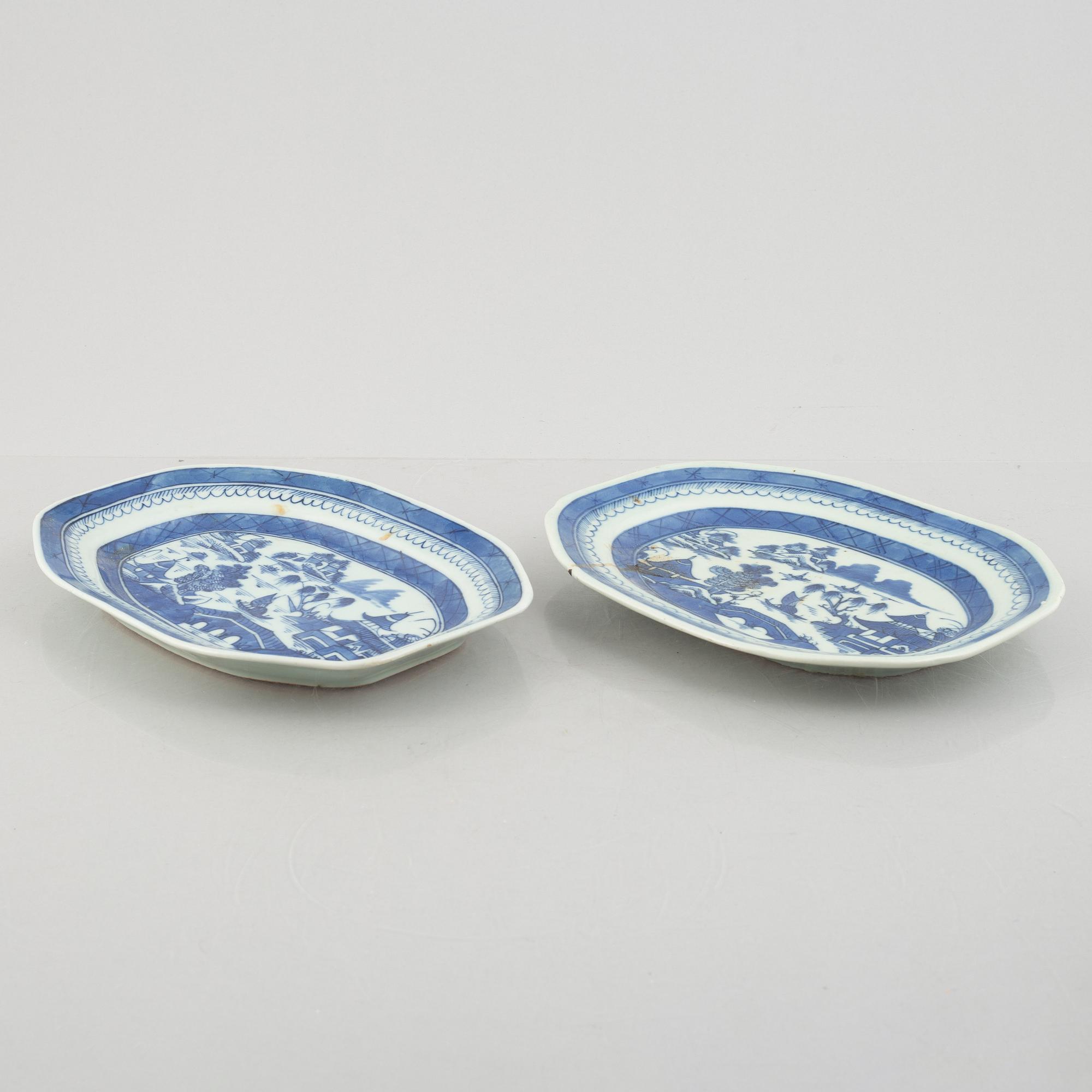 Two similar Chinese porcelain chargers, Jiaqing (1796-1820).