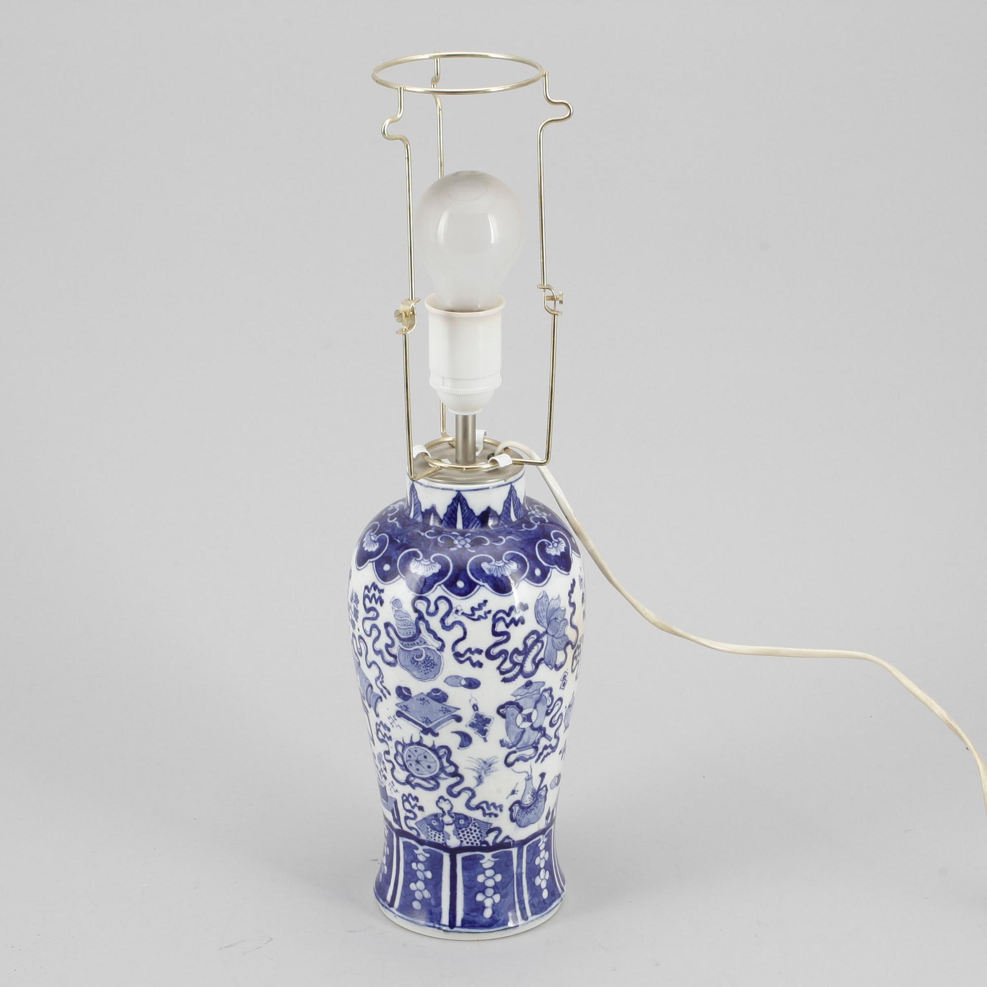 VAS / BORDSLAMPA, porslin, Europa, 1900-talets andra hälft.