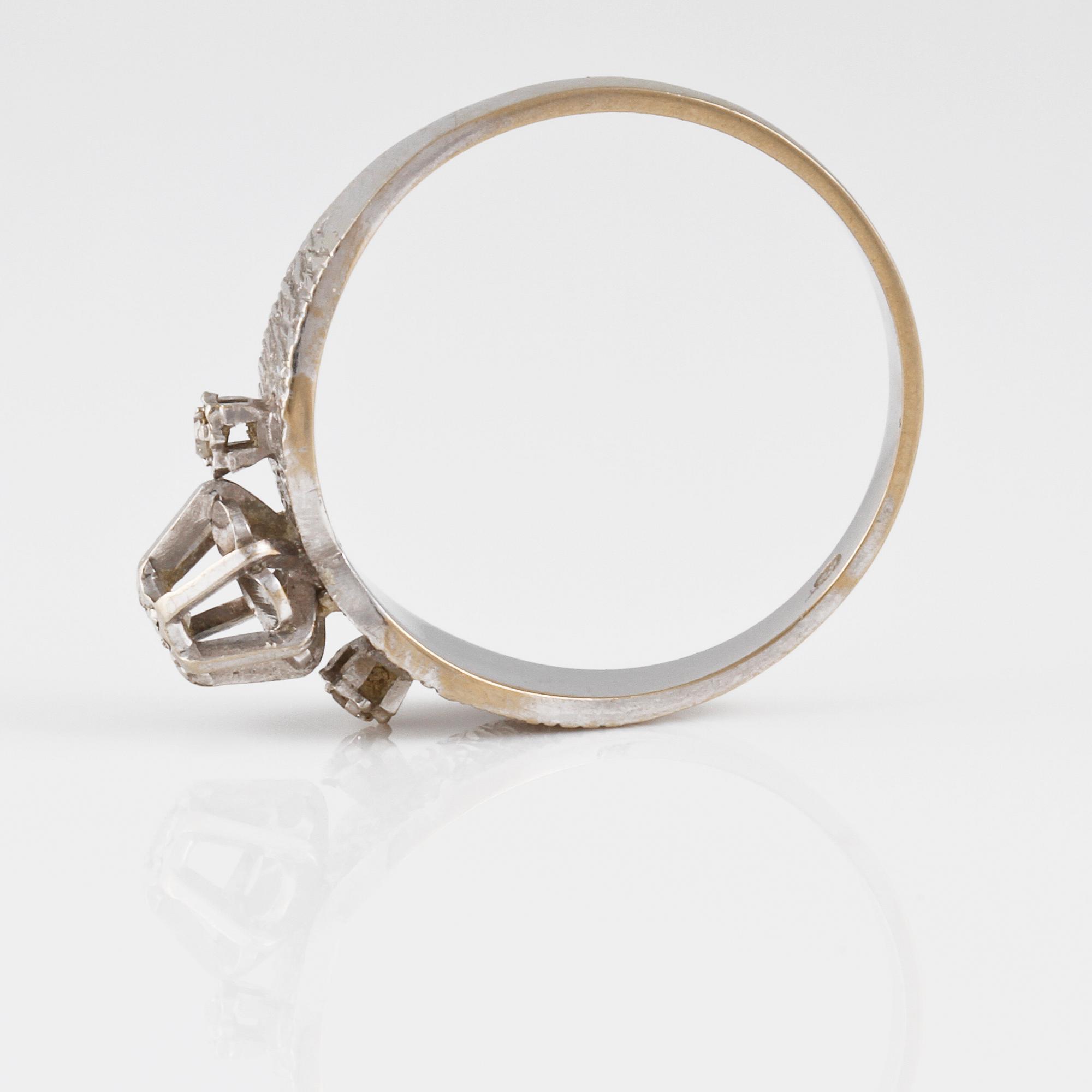 RING, guld och 18K vitguld med 3 åttkantslipade diamanter, importstämplad. Vikt 3,0 gram.