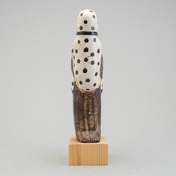 LISA LARSON, figurin i stengods "Mannen med hunden". K-studion i Gustavsberg. Numrerad 537/600.