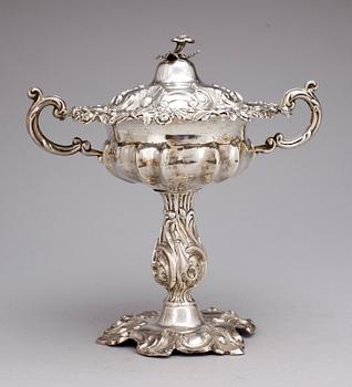 SKÅL PÅ FOT, silver, nyrokoko, Carl Nyström, Stockholm, 1855. Tot vikt ca 856 g.