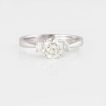 RING, med briljantslipad diamant 0.88 ct samt 2 ovalslipade små diamanter.