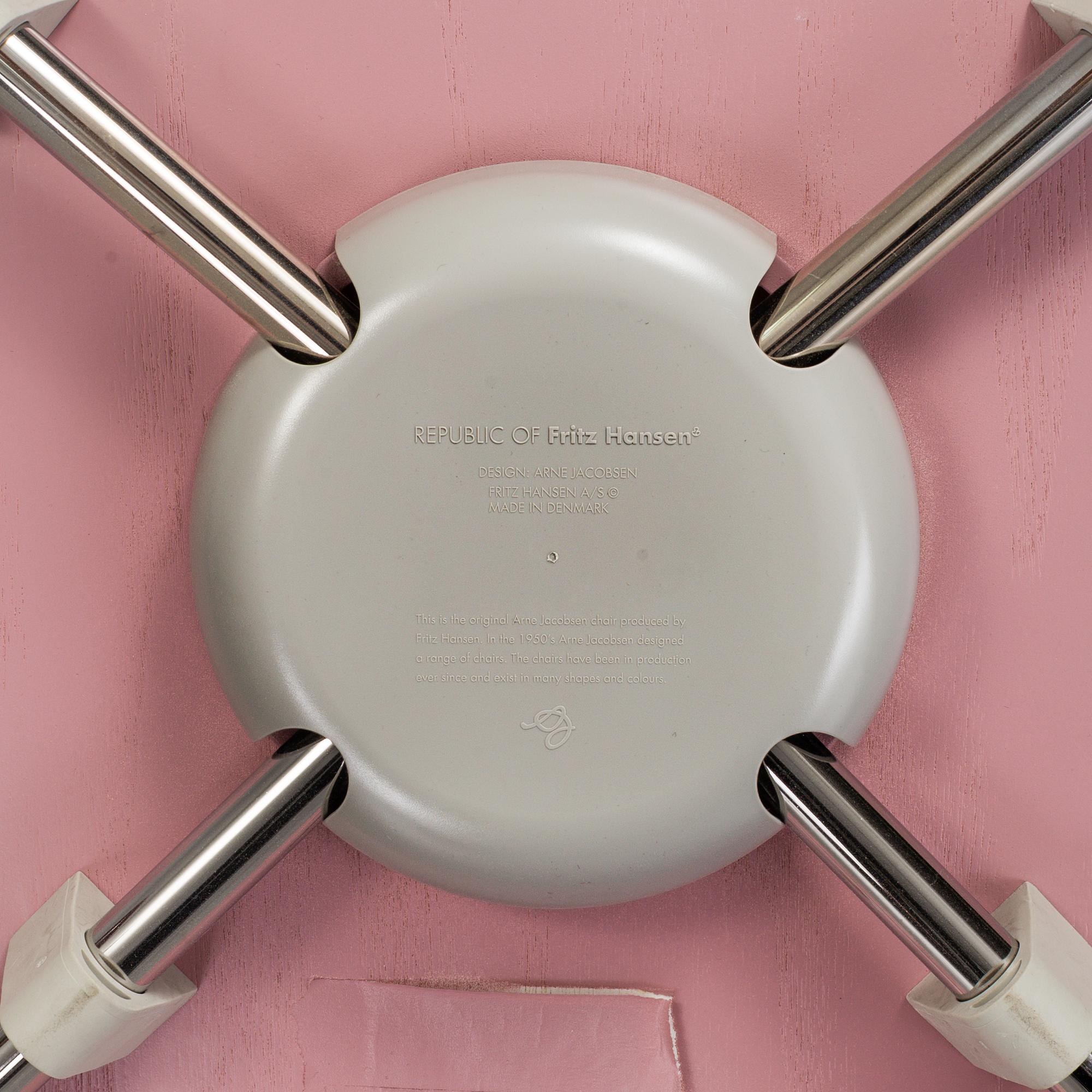 ARNE JACOBSEN, barngrupp, 4 stolar samt bord, Fritz Hansen.