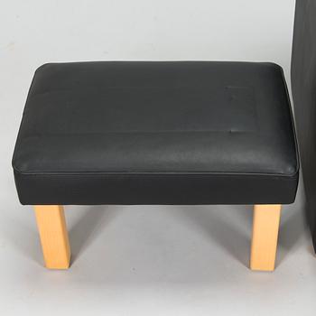 Ben af Schultén, fåtölj, nr 595, och ottoman, nr 596,  Artek, Finland. Modellen formgiven 1996.