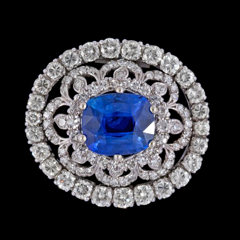 A blue sapphire, 4.89 cts, and diamond brooch, tot. app. 3 cts.