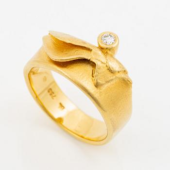 Ring 18K guld med en rund briljantslipad diamant 0.08 ct enlig gravyr.