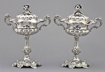 STRÖSOCKERSKÅLAR, ett par, silver, otydl stmplr, Stockholm, 1800-talets andra hälft. Vikt 1 405 g.