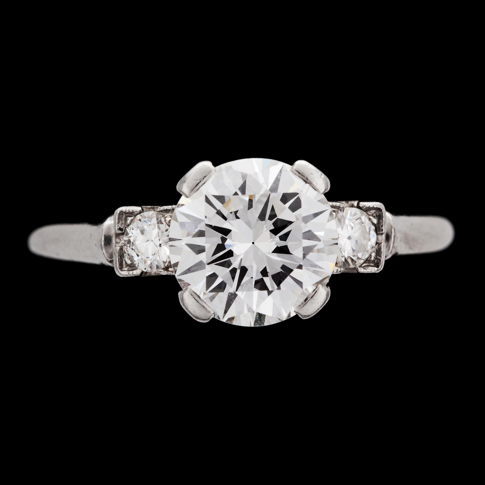 RING, briljantslipad diamant, ca 1.50 ct, med två mindre briljantslipade diamanter.