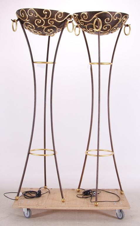 GOLVARMATURER, ett par, metall. Design Francis Vella Bonavita, 1990-tal.