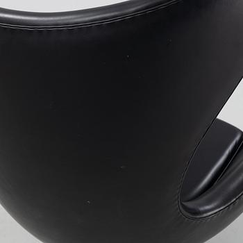 Arne Jacobsen, a black leather 'Egg' lounge chair from Fritz Hansen, Denmark.