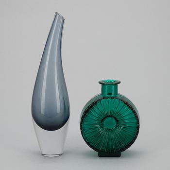 VASER, 2 st, glas, "Fiskblåsa" signerad Tapio Wirkkala Iittala-57 och "Solflaskan" Helena Tynell.
