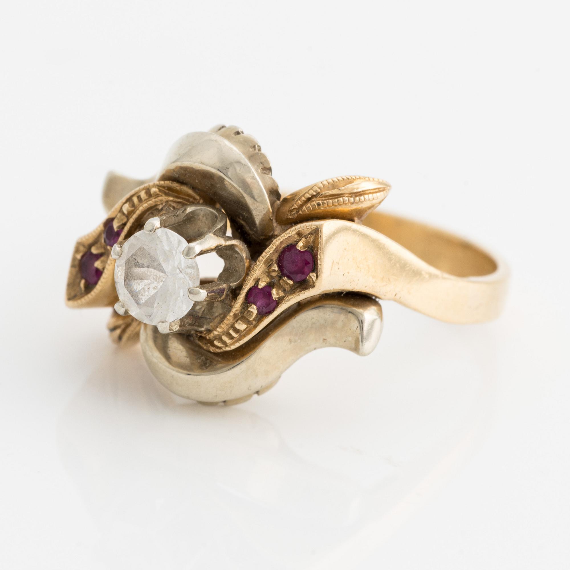 Ring, guld med vit sten och små rubiner.