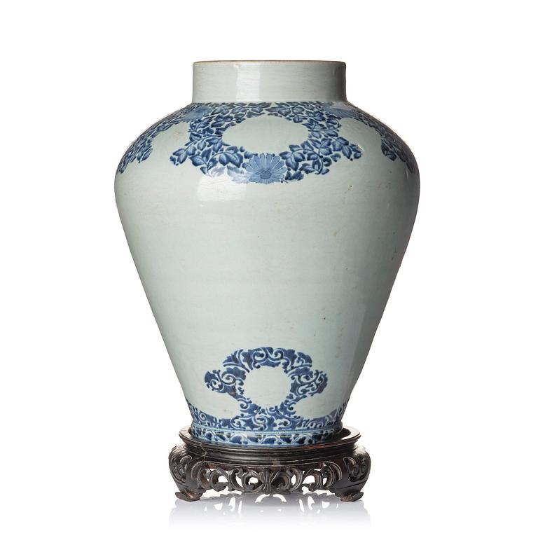 A Japanese blue and white porcelain urn, Genroku, Edo (1603-1868).