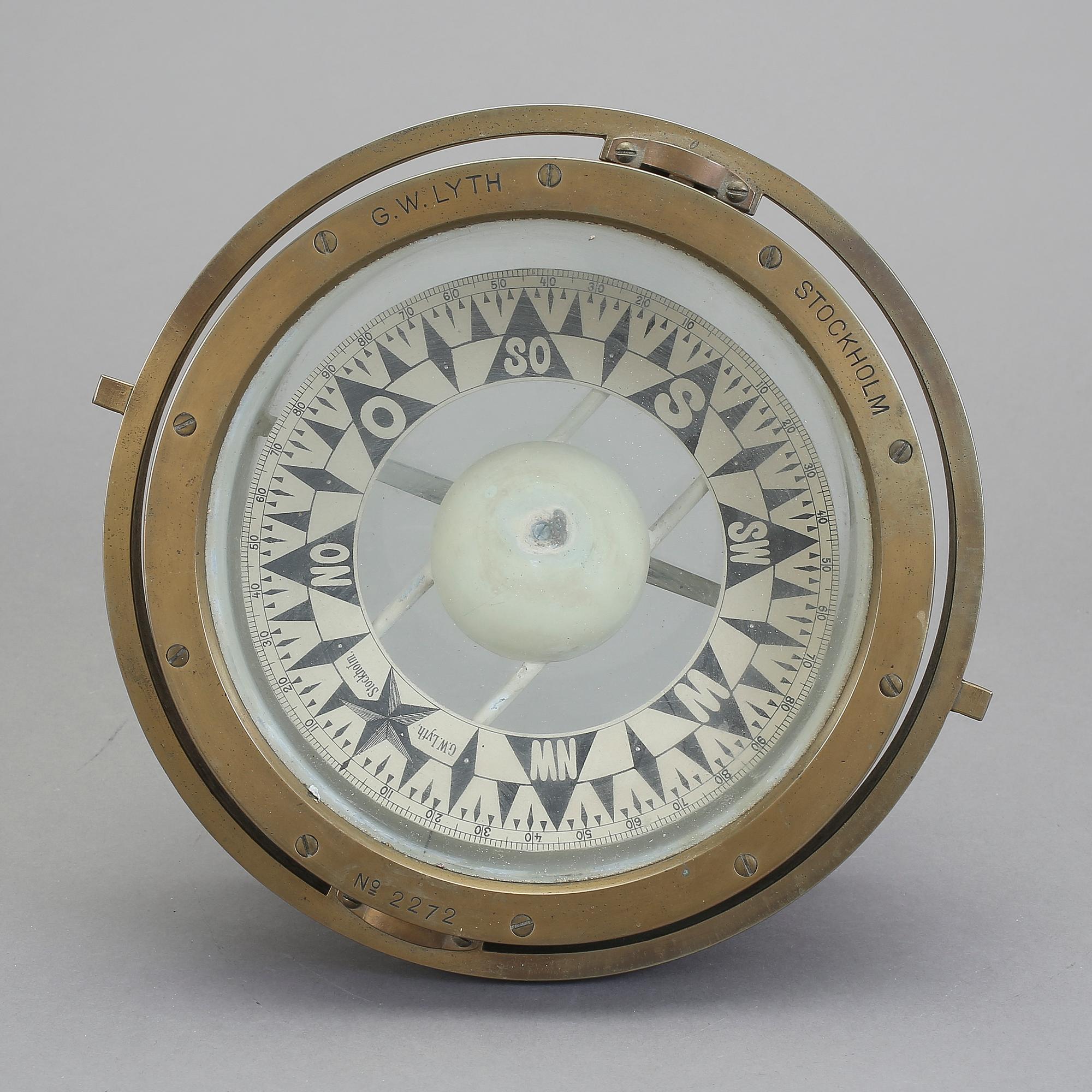 KOMPASS, mässing, märkt "Stockholm, G.W. Lyth. No 2272.".