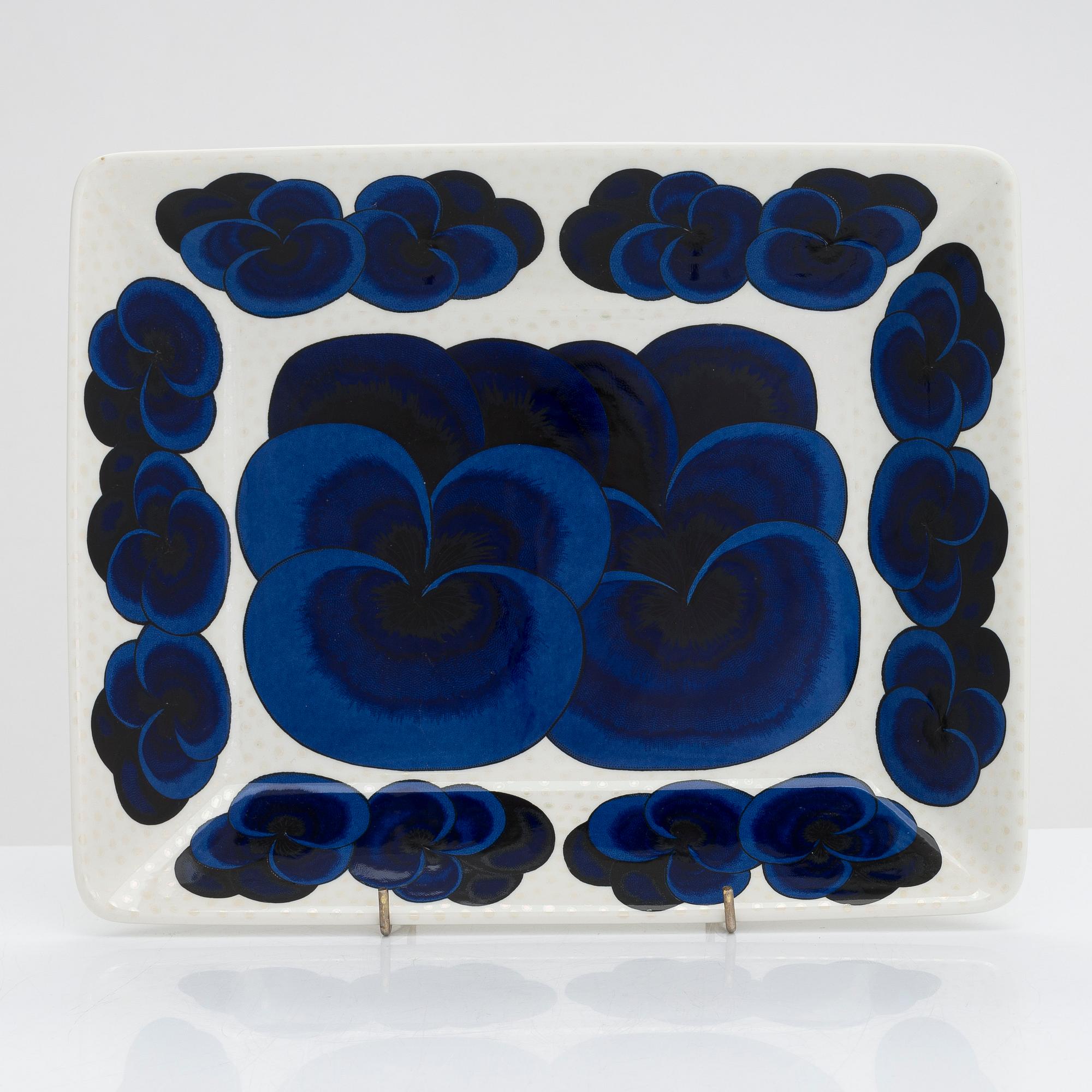 Birger Kaipiainen, a ceramic dish, marked Birger Kaipiainen Arabia Art Made in Finland.