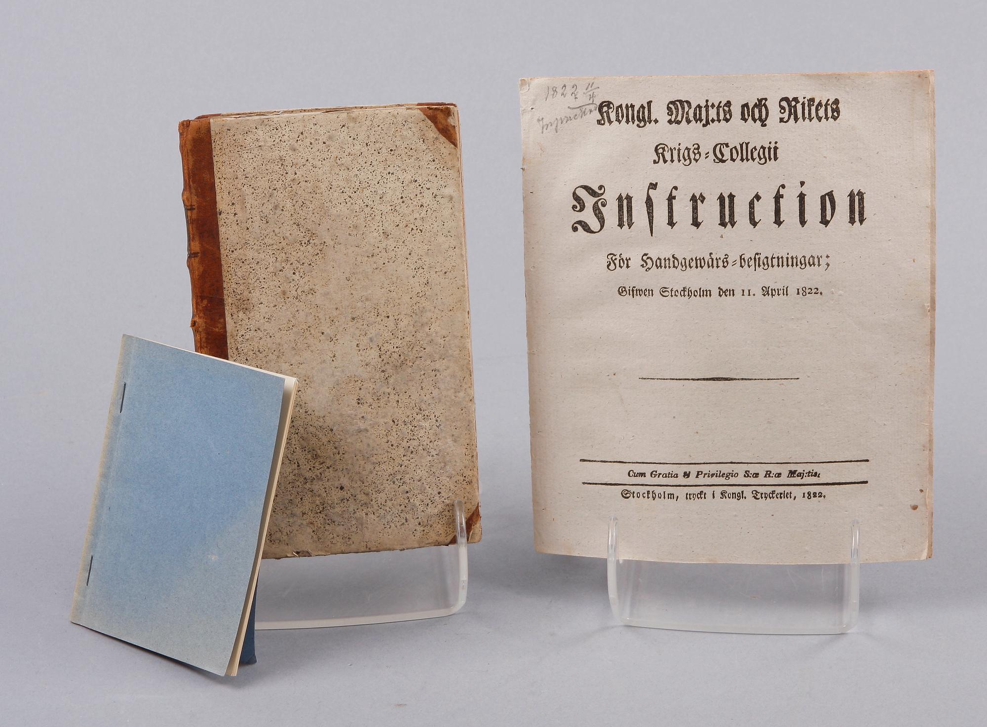 BOK SAMT 2 SMÅSKRIFTER, militaria, bla "Reglemente för Kongl Majts Tunga och lätta Cavalrie" Stockholm 1795.
