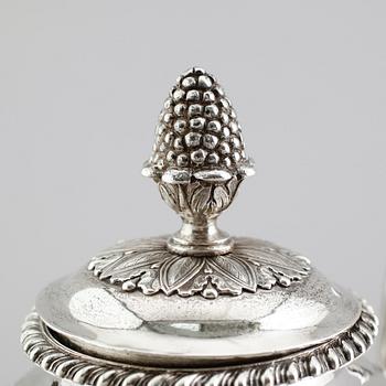 KAFFEKANNA, silver, Johan Petter Grönvall, Stockholm 1834. Vikt ca 679 gram.