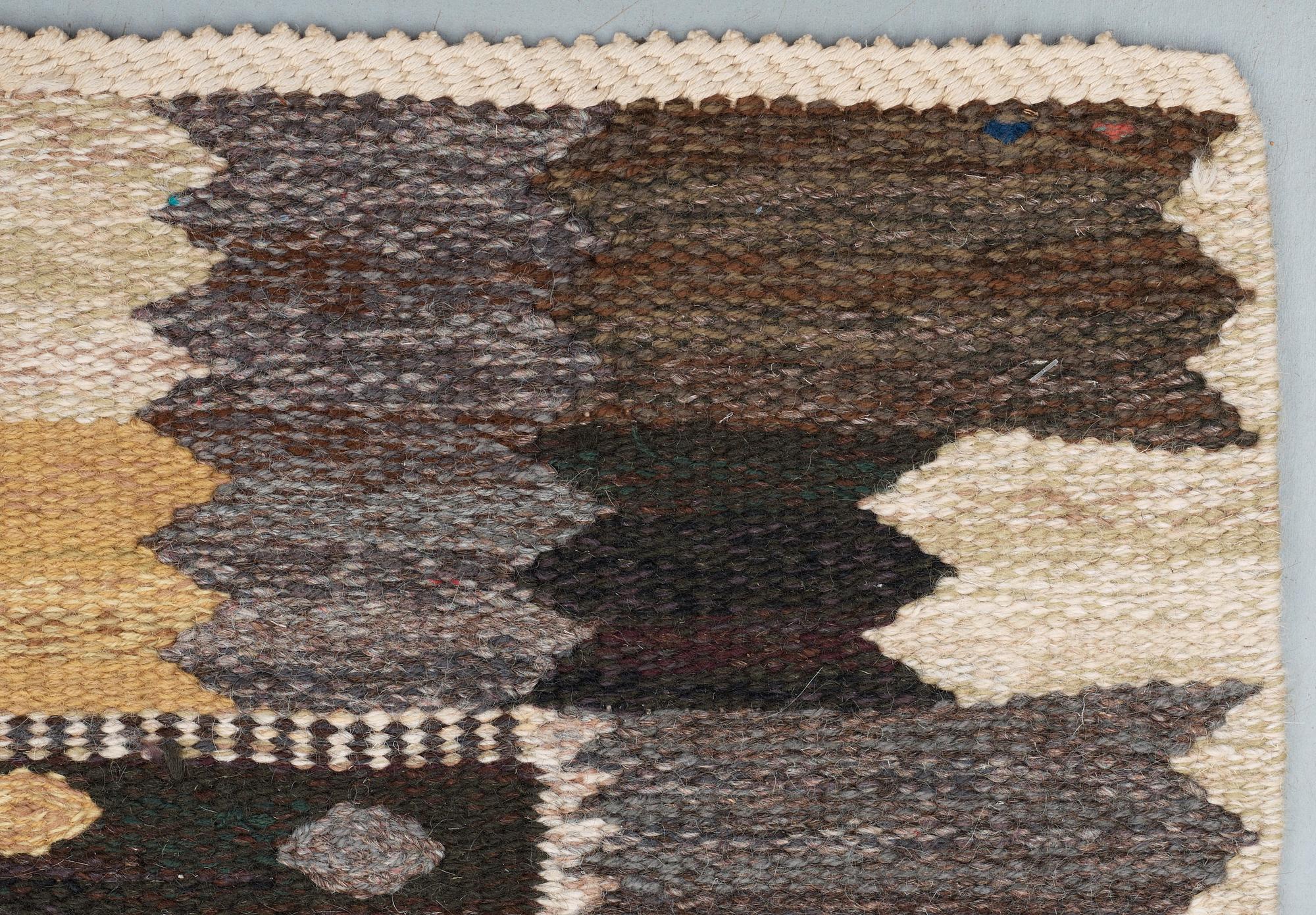 MATTA. "Nejlikan gråsvart". Gobelängteknik. 272,5 x 219,5 cm. Signerad AB MMF BN.