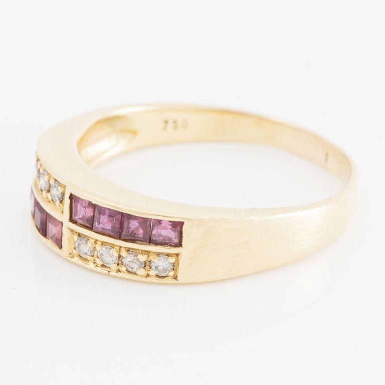 Ring in 18K gold set with carré-cut rubies and brilliant-cut diamonds.
