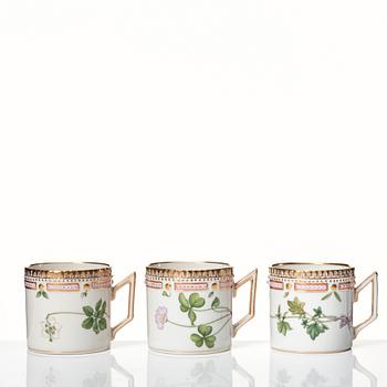 Koppar med fat, 12 stycken, porslin. Royal Copenhagen, "Flora Danica", Danmark, 1900-tal.