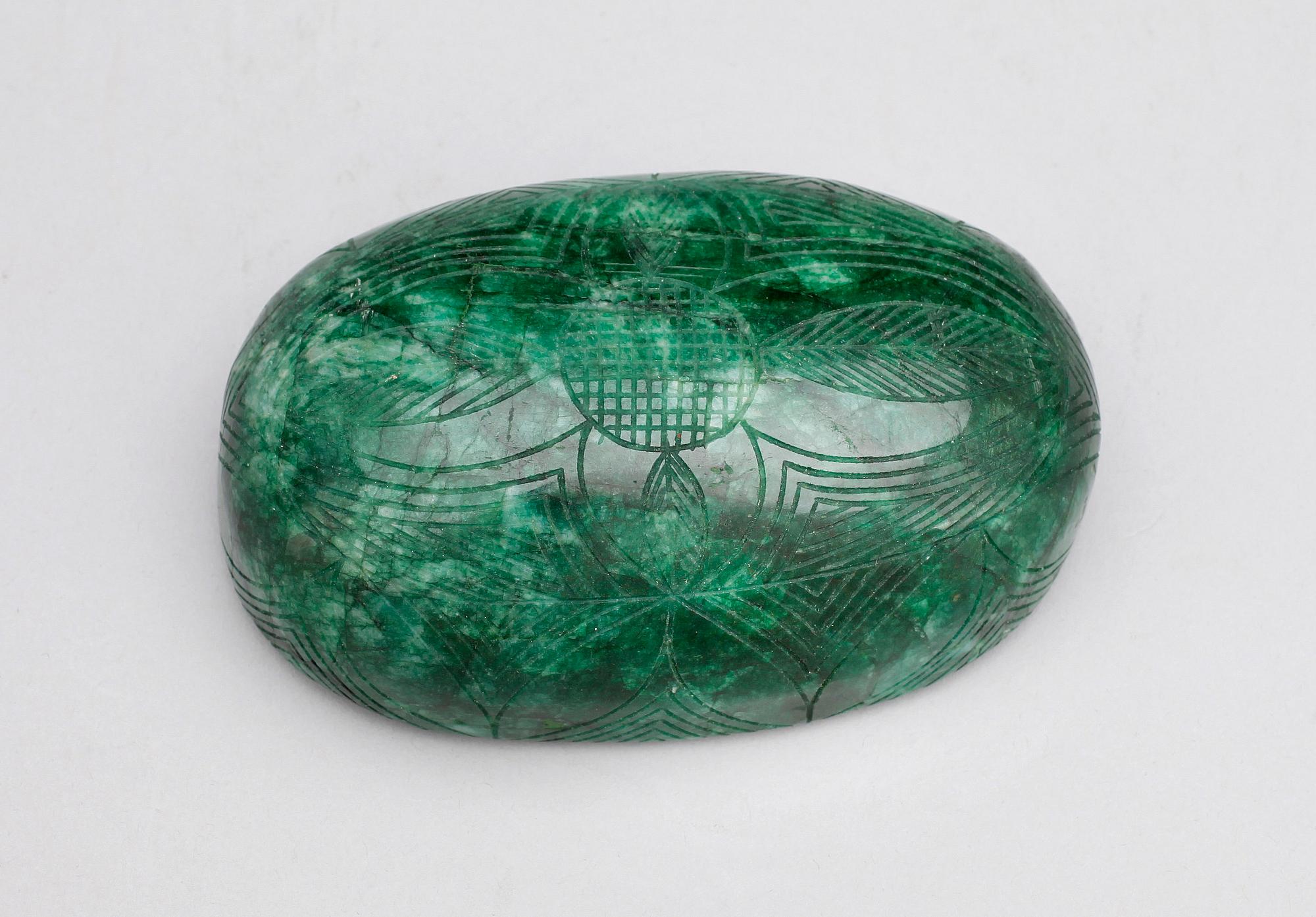 NATURLIG SMARAGD, ovalt slipad, oinfattad. 3953ct enl cert från International Gemological Laboratories and Institute.