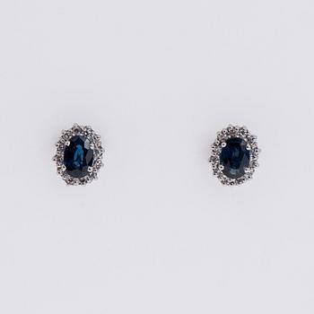 ÖRHÄNGEN, A. Tillander, fasettslipade safirer, åttkantslipade diamanter, 18K vitguld.