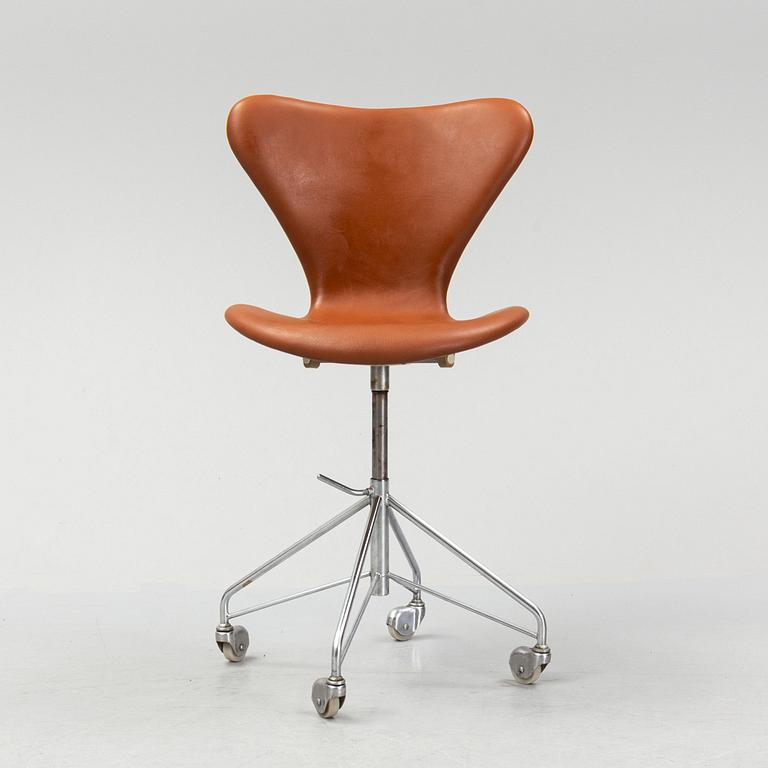 Arne Jacobsen, a 'Serie 7' desk chair, Fritz Hansen.
