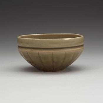 A celadon bowl, Northern Jin dynasty (1115-1234).